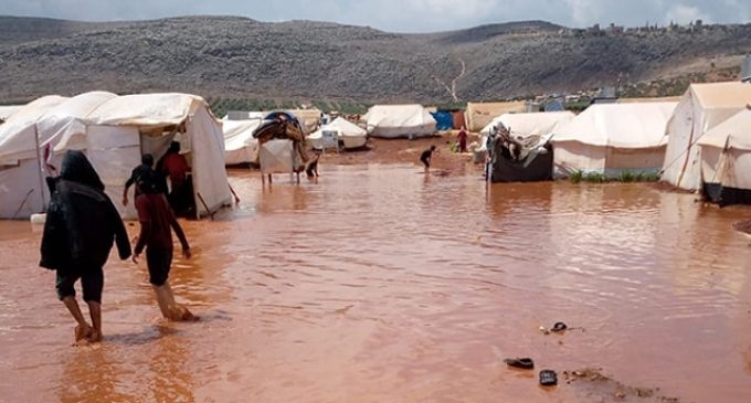 İdlib’deki sığınmacı kamplarında fırtına ve sel felaketi: Üç çocuk yaşamını yitirdi