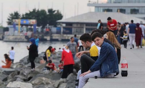 İstanbul’da maskesiz ve sosyal mesafesiz normalleşme