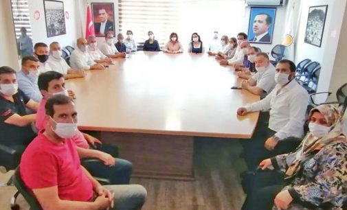 Kurum müdürlerinden AKP ilçe binasına ziyaret: ‘Parti devletinin fotoğrafı, devlette çürümüşlüğün resmidir’