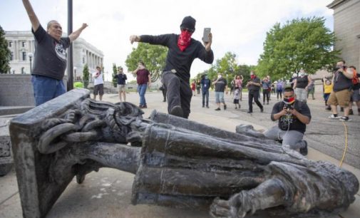 Kristof Kolomb’un heykelini yıkıp, Kızılderili dansıyla kutladılar