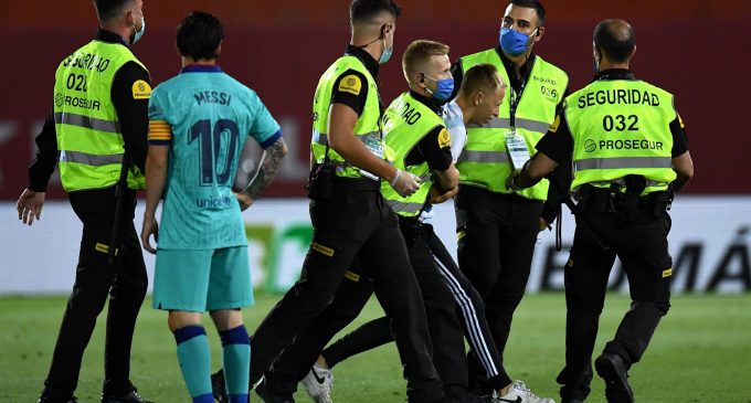 Seyircisiz maçta sahaya seyirci girdi: Jordi Alba ile selfie çekildi