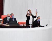 TBMM Katip üyesi CHP’li Burcu Köksal üç ismin vekilliklerinin düşürülmesi kararını Meclis’te yırttı