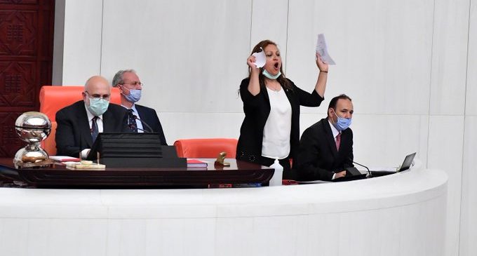 TBMM Katip üyesi CHP’li Burcu Köksal üç ismin vekilliklerinin düşürülmesi kararını Meclis’te yırttı