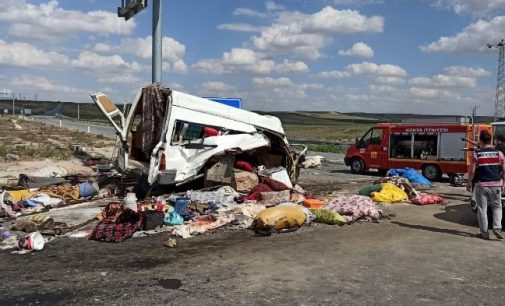 Tarım işçilerini taşıyan minibüs ile TIR çarpıştı: Altı ölü, 12 yaralı