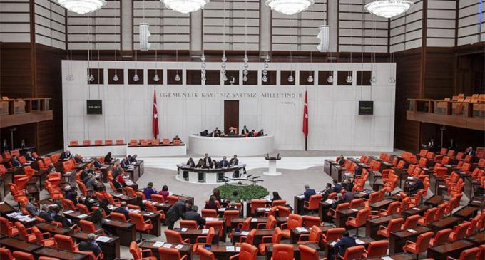 #SansürYasasınaDurDe kampanyasına rağmen sosyal medya düzenlemesi AKP-MHP oylarıyla yasalaştı