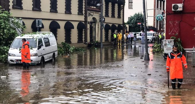 İstanbul Valisi Yerlikaya: Sel nedeniyle Esenyurt’ta bir kişi yaşamını yitirdi