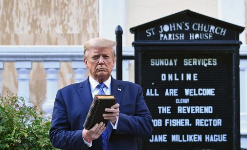 ABD’li generalden Trump’ın İncil’le fotoğraf çektirmesine yorum: Türkiye’den bir sahne izliyorum sandım