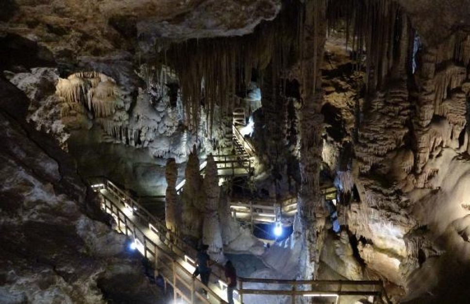 150 milyon yıllık damla taştan oluşan Karaca Mağarası