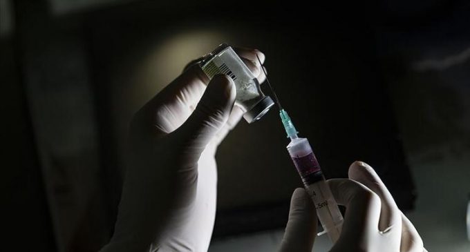 Oxford aşı çalışmalarını tartışmalı yöntemle hızlandırıyor: Aşılanmış gönüllüler virüse maruz bırakılacak