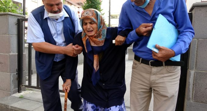 87 yaşındaki annesini dövüp sokağa attı