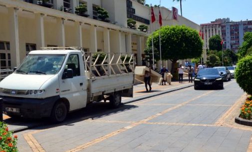 Adana Büyükşehir Belediyesi’ne önceki dönem haczi: Başkanlık makamındaki eşyalara el konuldu