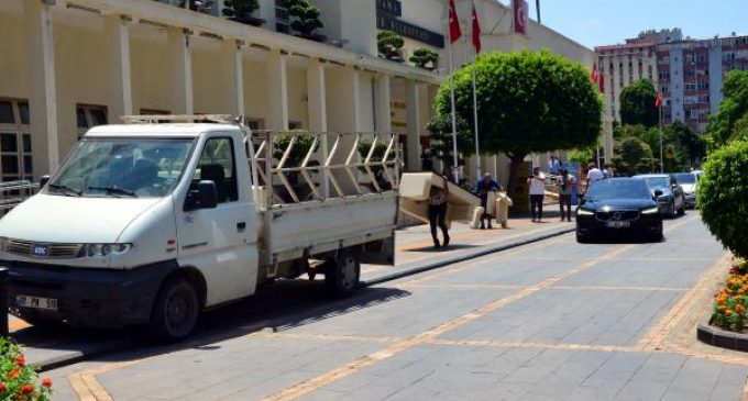 Adana Büyükşehir Belediyesi’ne önceki dönem haczi: Başkanlık makamındaki eşyalara el konuldu