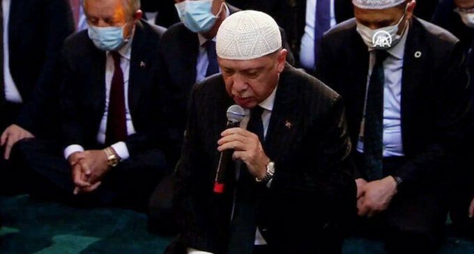Erdoğan’dan Ayasofya açıklaması: İbadethane olarak kullanılması her inançtan insanı mutlu etmiştir