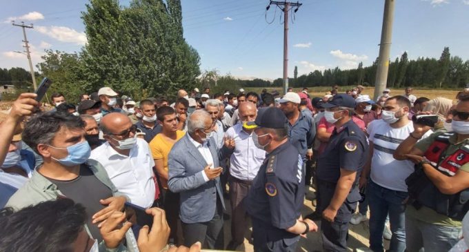 Köylüler direniyor: AKP’li vekile ‘Memleketi bitirdiniz’ dediler, tarlalara jandarma eşliğinde iş makineleri girdi!