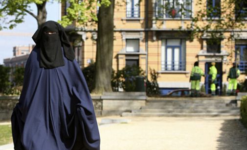 Almanya’da bir eyalet çocuklara burka giydirilmesini yasakladı