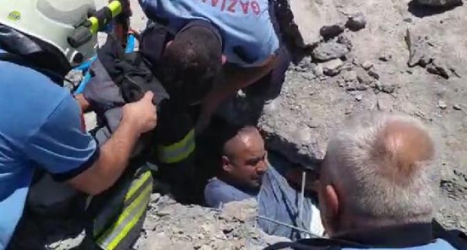 Çatısı çöken inşaatta göçük altında kalan iki işçi kurtarıldı
