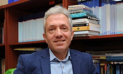 “Akademisyen” Ebubekir Sofuoğlu Meclis’teki yumruğu övdü: “Pısırıklar örnek alsın”