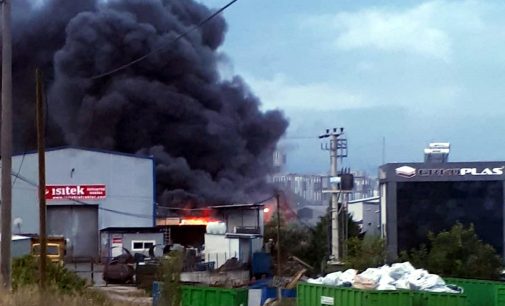 Gebze’de geri dönüşüm tesisinde yangın: İtfaiye ekipleri sevk edildi