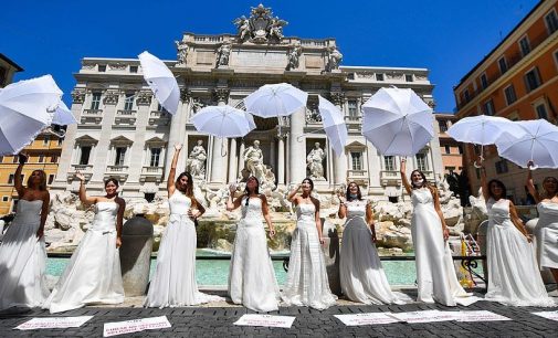 Gelin adaylarından Aşk Çeşmesi önünde Covid-19 protestosu: Düğünleri mahvettiniz