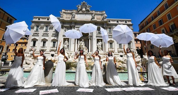 Gelin adaylarından Aşk Çeşmesi önünde Covid-19 protestosu: Düğünleri mahvettiniz