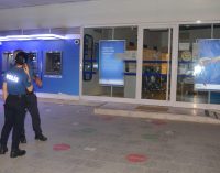 ATM kartını yutunca yetkiliye ulaşabilmek için bankanın camını kırdı, kendisini polise ihbar etti
