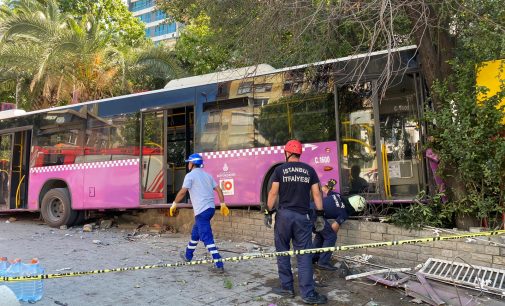 Kadıköy’de İETT otobüsü Müjdat Gezen Sanat Merkezi’nin bahçesine girdi: Beş kişi yaralandı