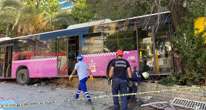 Kadıköy’de İETT otobüsü Müjdat Gezen Sanat Merkezi’nin bahçesine girdi: Beş kişi yaralandı