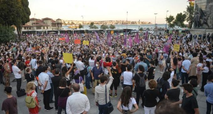 Kadınlar Pınar Gültekin’in katledilmesinin ardından, kadın cinayetlerine karşı sokakta