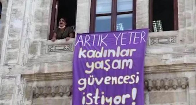 Bakanlığa ‘İstanbul Sözleşmesi’ pankartı asan kadınlar gözaltına alındı