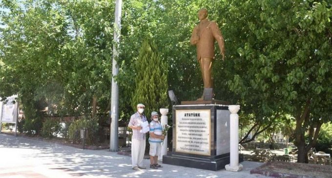 Atatürk anıtına çiçek koymak suç sayıldı: Kabahatler Kanunu’na göre ceza kestiler!
