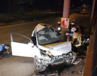 Otomobil elektrik direğine çarptı: Üç ölü, bir yaralı