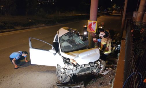 Otomobil elektrik direğine çarptı: Üç ölü, bir yaralı