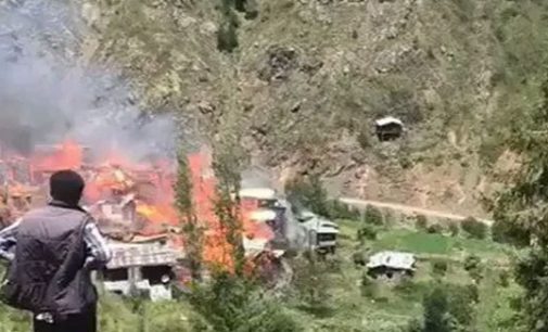Artvin’de yangın: Onlarca köy evi yanıyor