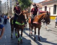 Taksim Meydanı ve İstiklal Caddesi’nde atlı polislerden sosyal mesafe ve maske denetimi