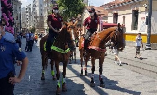 Taksim Meydanı ve İstiklal Caddesi’nde atlı polislerden sosyal mesafe ve maske denetimi