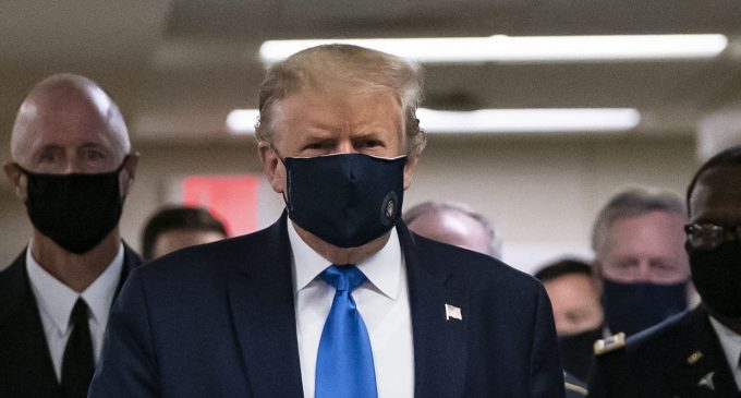 Trump ilk kez maskeyle görüntülendi