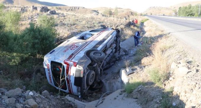 Yozgat’ta ambulans kaza yaptı: 3 sağlık çalışanı yaralandı