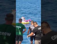 Dört yaşındaki çocuk oyuncak botuyla denize yarım mil uzaklıkta sürüklenirken bulundu