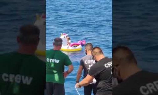 Dört yaşındaki çocuk oyuncak botuyla denize yarım mil uzaklıkta sürüklenirken bulundu