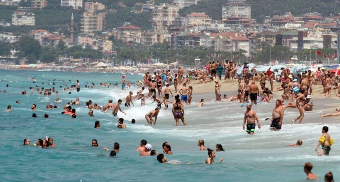 Antalya’ya iki günde 63 bin Rus turist geldi
