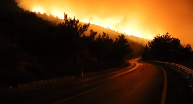 İzmir’deki yangında söndürme çalışmaları yeniden başladı: İki site boşaltıldı