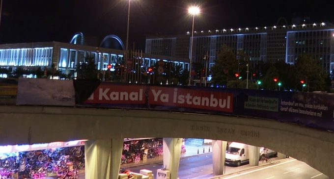 İBB’nin “Ya kanal ya İstanbul” yazılı afişleri gece yarısı polis tarafından söküldü