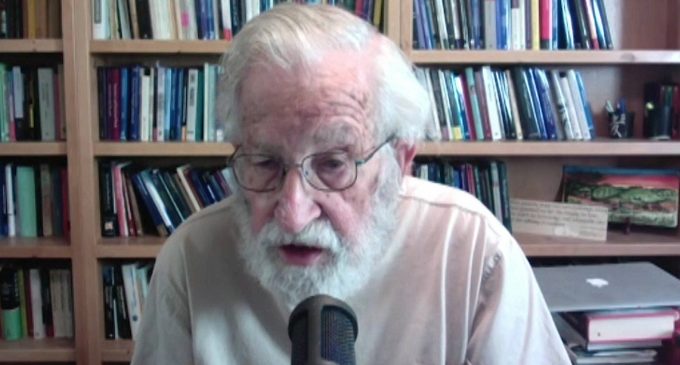 Noam Chomsky: Milyonlarca kişi işini ve evini kaybederken Trump pandemiyi milyarderleri zenginleştirmek için kullanıyor