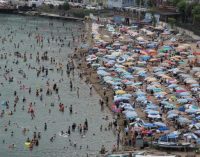 Amasra’ya tatilci akını: Bir günde nüfusun on katı turist geldi, plajda şemsiye açacak yer kalmadı