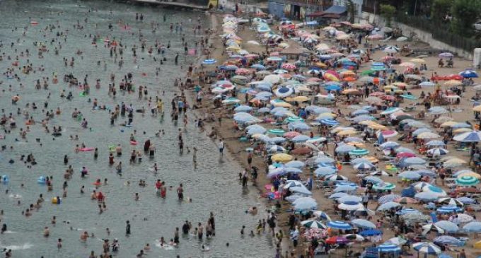 Amasra’ya tatilci akını: Bir günde nüfusun on katı turist geldi, plajda şemsiye açacak yer kalmadı