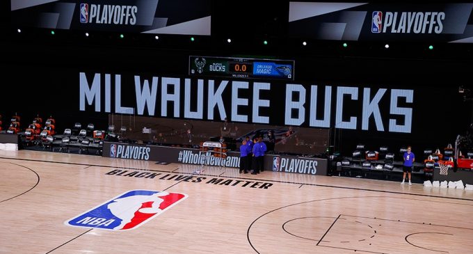 Jacob Blake’in sırtından vurulmasını protesto eden Milwaukee Bucks, Orlando Magic maçına çıkmadı