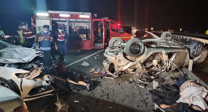 Üç otomobil çarpıştı: Dört ölü, altı yaralı