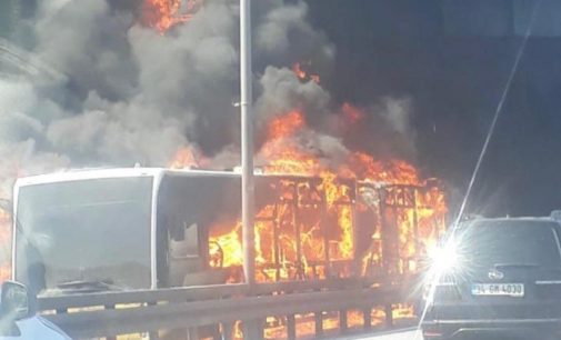 İstanbul Zeytinburnu’nda metrobüs alev alev yandı