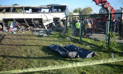 Fabrika işçilerini taşıyan otobüs devrildi: İki işçi yaşamını yitirdi, 12 yaralı