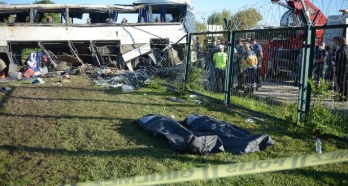 Fabrika işçilerini taşıyan otobüs devrildi: İki işçi yaşamını yitirdi, 12 yaralı